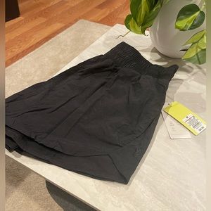 NWT All In Motion Women’s Black Crinkle Tulip 3” Run Shorts